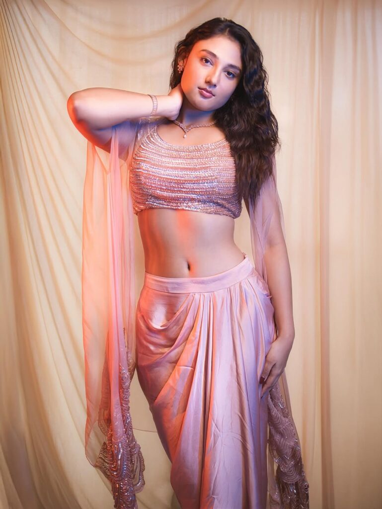 ritika nayak navel
